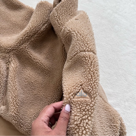 Alo Yoga Foxy Sherpa Jacket in Camel Size Small - Picture 7 of 12